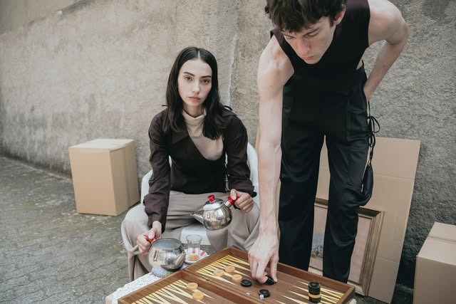 The backgammon game is over, the tea is fresh...